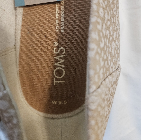 TOMS Women's Tan Slip-On Shoes - Picture 4 of 5